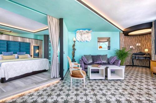 トレモリノスにあるSpecial Sky Suite - Sea & Mountain Views- Torremolinos Centerのベッドとソファ付きのホテルルーム