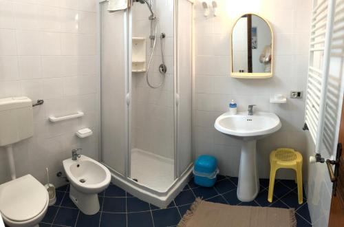 y baño con ducha, lavabo y aseo. en Villa Gelvi, en Castellammare del Golfo