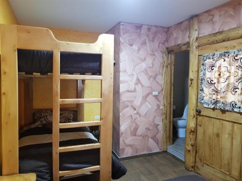 a room with two bunk beds and a door at Ricky's House in Baños