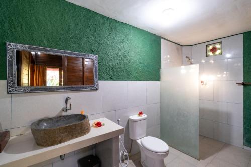 Un baño de Taos House Nusa Lembongan by Best Deals Asia Hospitality