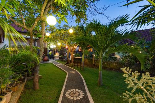 Jardín al aire libre en Taos House Lembongan By DeWizZ Management