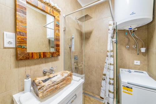 bagno con lavandino e doccia di Chic Home Castle District a Budapest