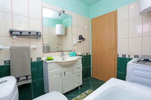 Ett badrum på Apartment Tropic Stobrec