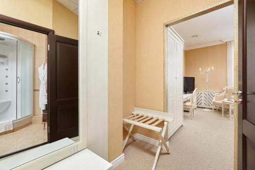 uma sala de vestir com um espelho e um toucador em Grand Hotel Oka Premium em Níjni Novgorod