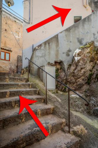 two arrows pointing up the stairs of a building at Villa Anfitrite in Positano