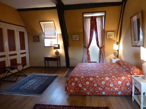 Schlafzimmer mit einem Bett und einem Fenster in der Unterkunft Chambres d'Hôtes de Manoir de Captot in Canteleu