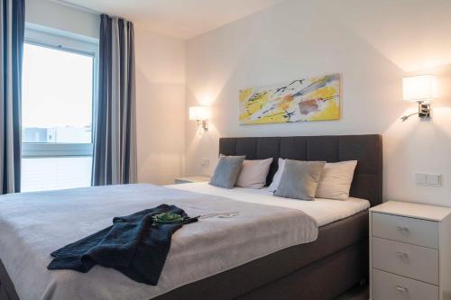 Un dormitorio con una cama con una bata azul. en Appartement Schilfperle - Oase am Haff, en Garz