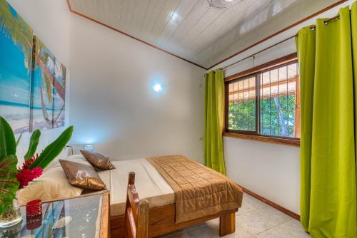 Ein Bett oder Betten in einem Zimmer der Unterkunft Yucca Beachfront Hotel