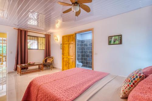 Ein Bett oder Betten in einem Zimmer der Unterkunft Yucca Beachfront Hotel