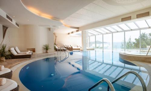 a large swimming pool with a tub in a room at Hotel Bellevue Dubrovnik in Dubrovnik