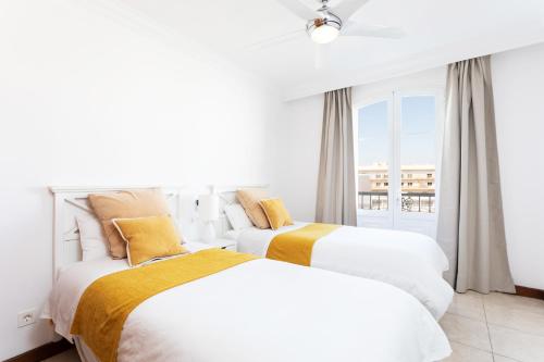 Cette chambre blanche dispose de 2 lits et d'une fenêtre. dans l'établissement Rooms & Suites Balcony 3D, à Arrecife