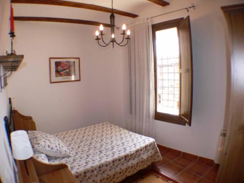 1 dormitorio con cama y ventana en 1 P Casa de los Fernandez Rajo, en Orihuela del Tremedal