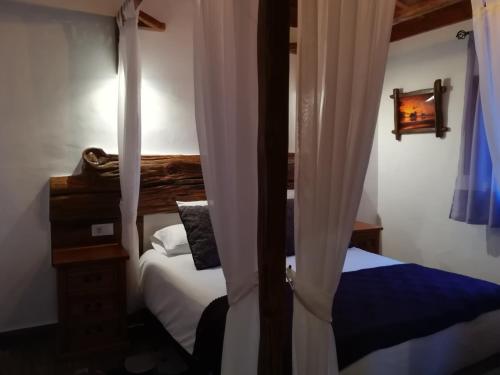 Postel nebo postele na pokoji v ubytování Casas Rurales Los Guinderos