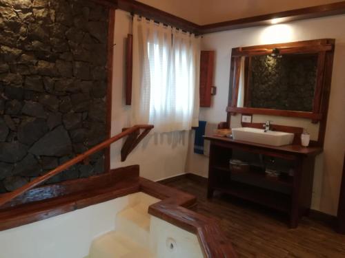 Vonios kambarys apgyvendinimo įstaigoje Casas Rurales Los Guinderos