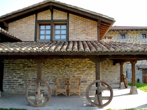 a brick house with twookedokedokedoked at Casa Rural Garabilla in Santa Coloma