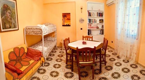 シッラにあるAppartamento nel cuore di Scillaのテーブルとダイニングルームが備わる客室です。