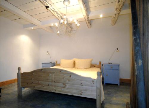 a bedroom with a wooden bed in a room at Gästehaus Tanzwerder in Hannoversch Münden