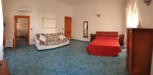 パキーノにあるA Casa Tunnaのベッド、ソファ、テーブルが備わる客室です。