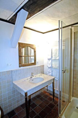a bathroom with a sink and a mirror and a shower at Gästehaus Tanzwerder in Hannoversch Münden