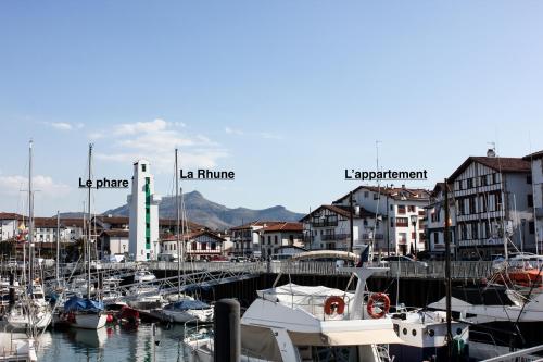 um grupo de barcos ancorados numa marina com edifícios em Saint Jean de Luz & Beach by walk em Ciboure