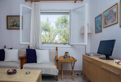 sala de estar con sofá y ventana en Villa Pleiades #1, en Vrasná