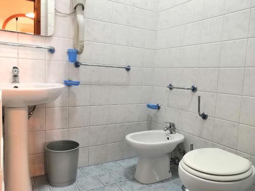 bagno con servizi igienici e lavandino di B&B Villa Passiaturo a Peschici