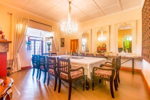 uma sala de jantar com mesa e cadeiras em Sorgvry - House of Guests em Barrydale