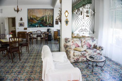 sala de estar con sofá y mesa en Villa Moschella en Taormina