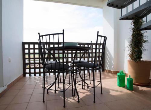 - un balcon avec une table et des chaises dans l'établissement Mar y tierra, à Conil de la Frontera