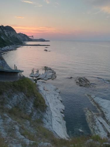 a view of the ocean at sunset from a cliff at La casina di Sonia in Ancona