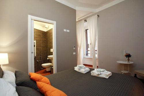 Un dormitorio con una cama con toallas. en Clemy In Rome, en Roma