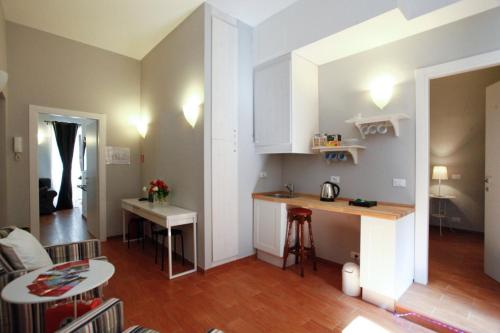 Una cocina y una sala de estar con un mostrador y una mesa. en Clemy In Rome, en Roma