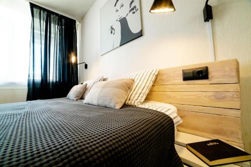 イジェフスクにあるOpenApart - Одри Хепбернのベッドルーム1室(木製ヘッドボード付きのベッド1台付)