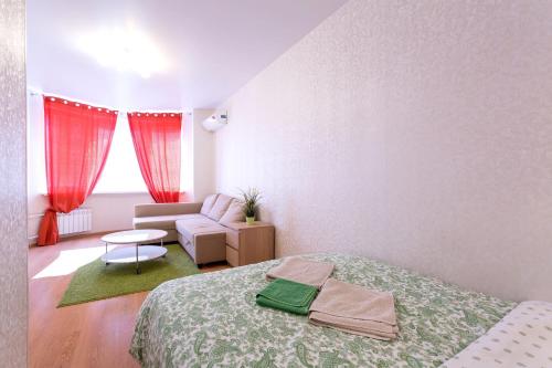 モスクワにあるFortEstate on Novocheremushkinskayaのベッドルーム1室(ベッド1台、椅子、ソファ付)