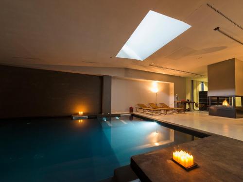 Antonello Colonna Resort & Spa في Labico: مسبح في مبنى به منور