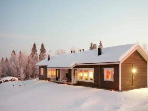 ein Haus mit Schnee auf dem Boden davor in der Unterkunft Holiday Home Levin revontulitaivas 2 by Interhome in Köngäs