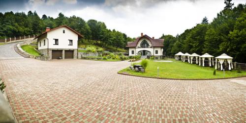 uma grande entrada de tijolos com uma casa e tendas em Villa Kvitka em Svalyava