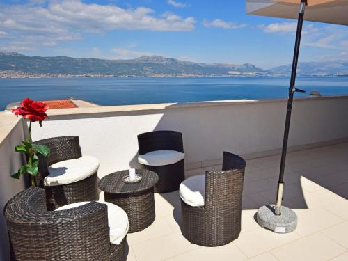einen Balkon mit Stühlen und Meerblick in der Unterkunft Apartment Anđa-4 by Interhome in Trogir