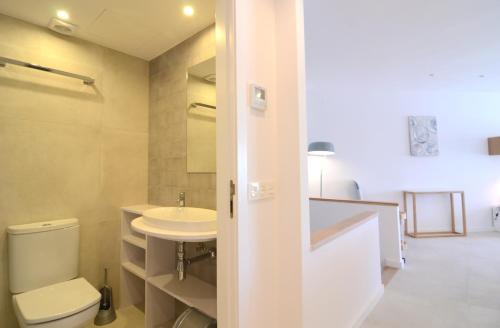 レスカラにあるPASSEIG DEL MAR 9 2.2のトイレと洗面台付きのバスルーム