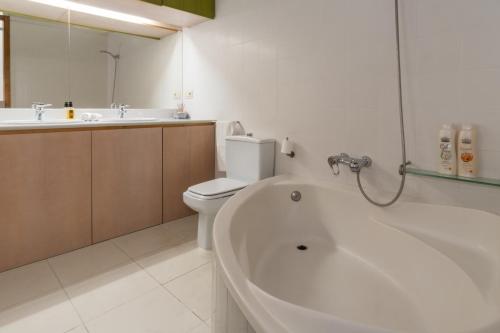 a bathroom with a tub and a toilet and a sink at Style Peydro Apartament. Center-Wifi in Valencia