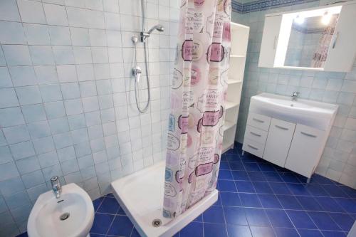 A bathroom at Appartamenti La Zanca