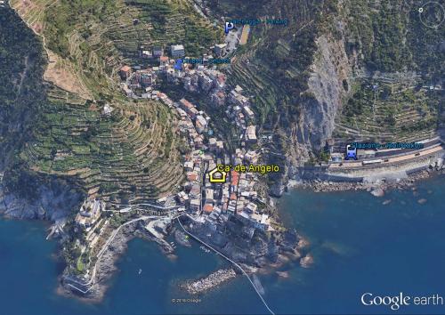 an overhead view of a village on the side of a mountain at Cà de Angelo in Manarola