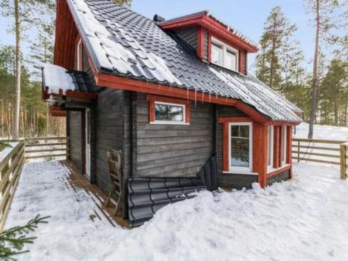 een kleine hut in de sneeuw met sneeuw op de grond bij Holiday Home Hästöskata b by Interhome in Kruunupyy