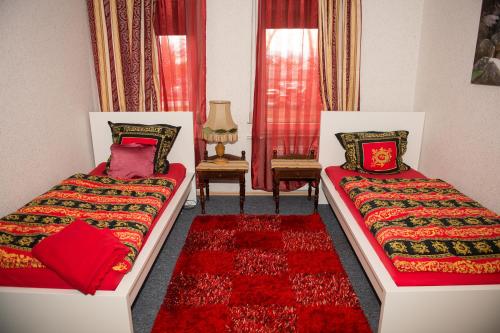1 dormitorio con 2 camas y alfombra roja en Zimmer in Celle, en Celle