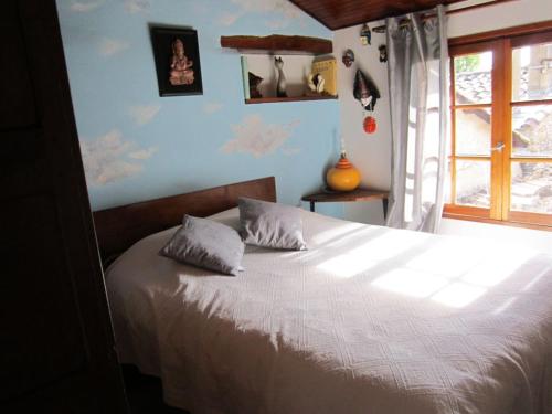 1 dormitorio con 2 almohadas en la cle des champs, en Saou