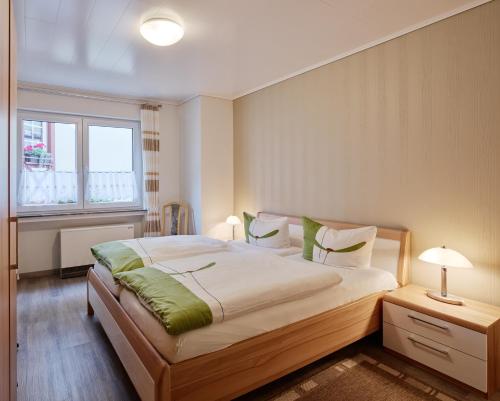 a bedroom with a large bed and a window at Weingut Gästehaus Derkum in Ürzig