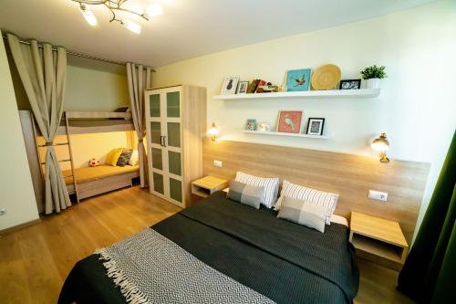 イジェフスクにあるOpenApart - Семейное гнездоのベッドルーム1室(ベッド1台付)、二段ベッド1組が備わります。