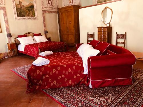 a living room with two beds and a couch at B&B Il Gianduia in Lucignano