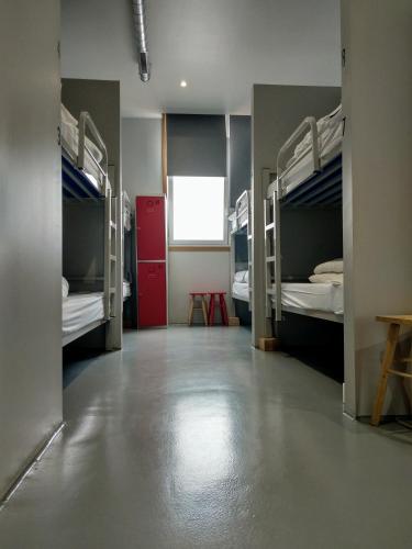 1 habitación con 4 literas y 1 habitación con mesa en Acolá Hostel, en Pontevedra