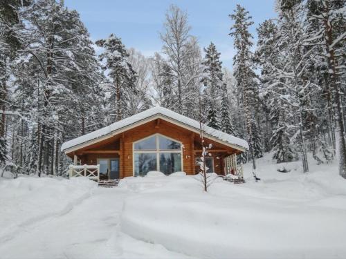Una cabaña de troncos en el bosque en la nieve en Holiday Home Ritalahti by Interhome, en Jäniskylä